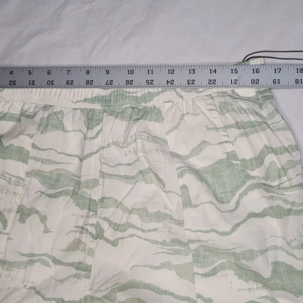 NWT Alpine‎ Design Shorts  Green Design SPF 30 Size Large Elastic Waist